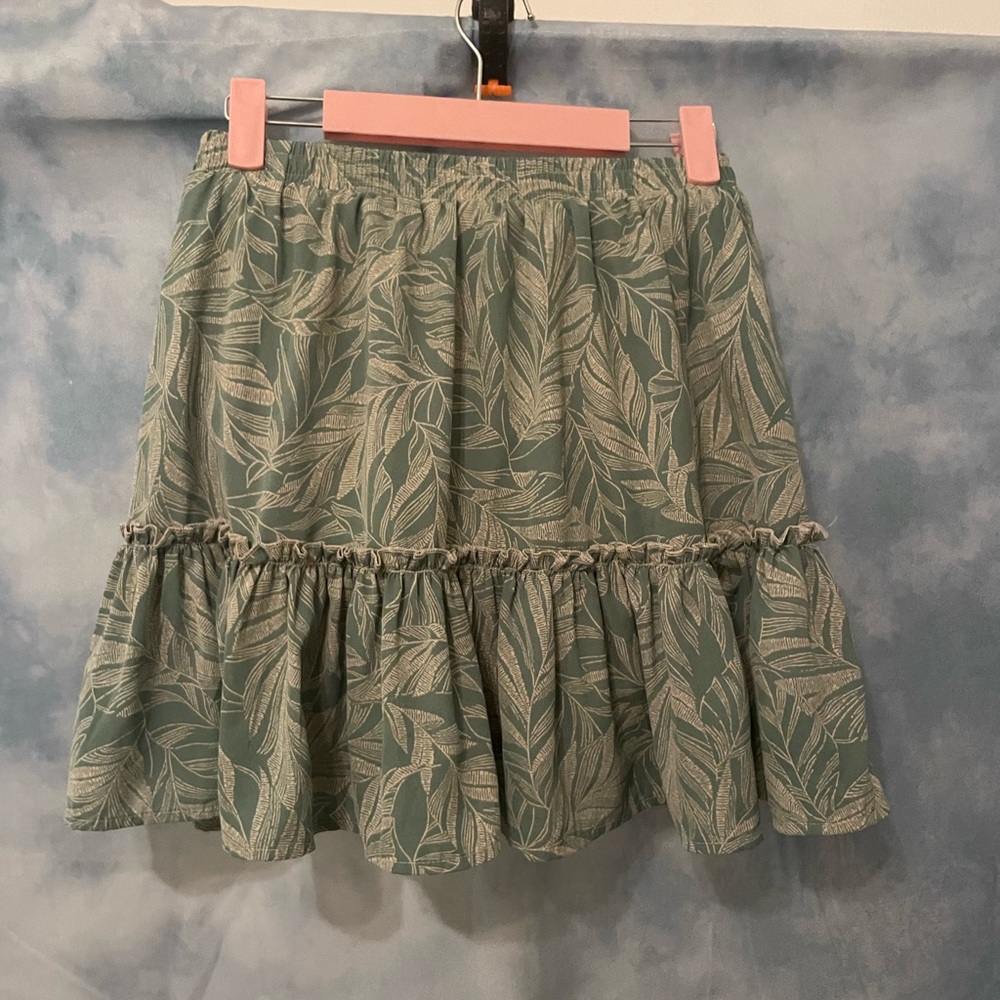 Main strip • mini skirt with ruffled hem • green with white plant print - Picture 5 of 6